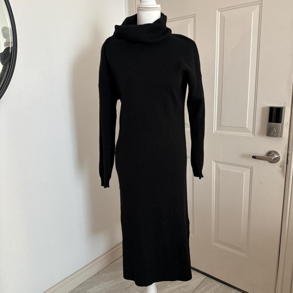 Milankiss Black turtleneck dress with long sleeves
